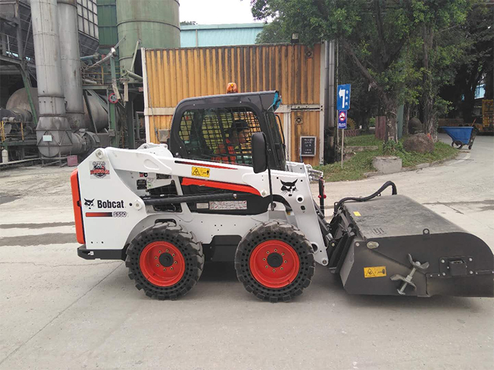 山猫s550搭配清扫器公路维护清扫绝佳能手